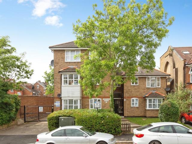Flat for sale in Harrow Weald, Greater London