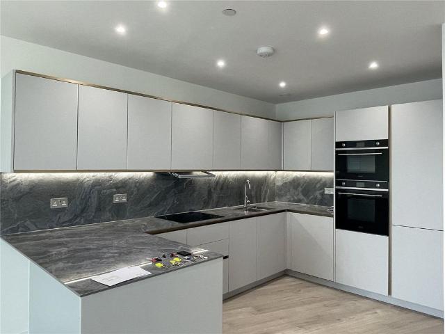 Flat for sale in Woodberry Down, Stoke Newington