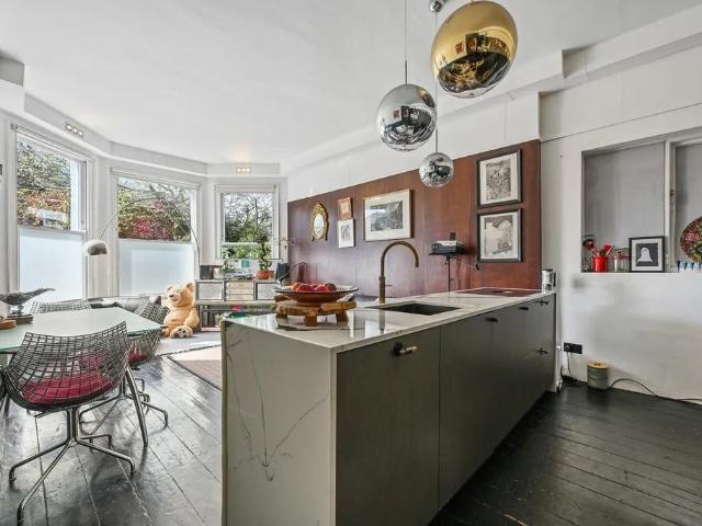 Flat for sale in Kilburn, Greater London