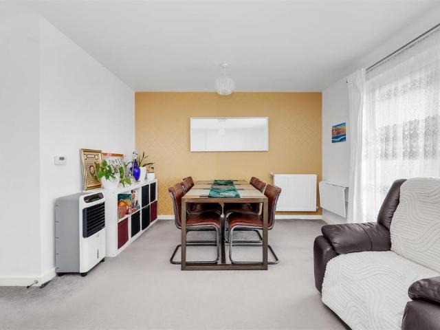 Flat for sale in Golders Green, Greater London
