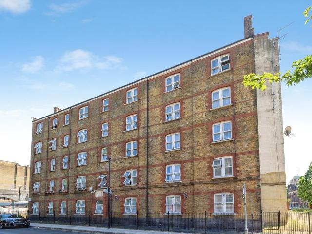 Flat for sale in Ratcliffe, Stepney