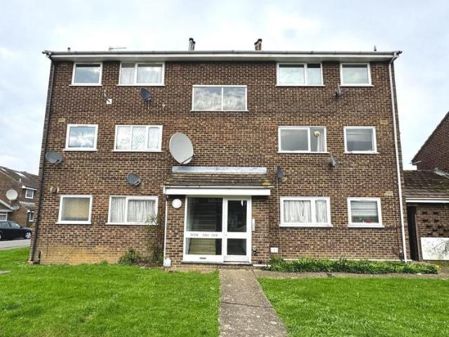 Flat for sale in London Borough of Ealing, Greenford