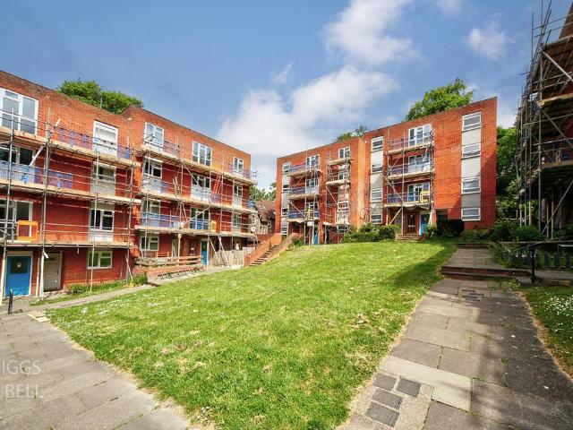 Flat for sale in Spring Park, Luton