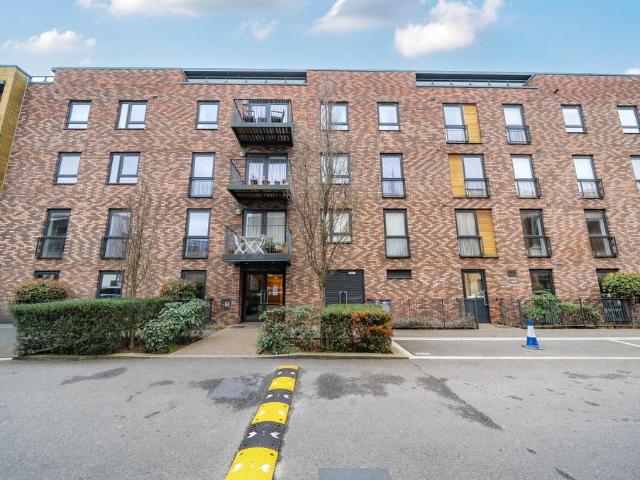 Flat for sale in Little Stanmore, Greater London
