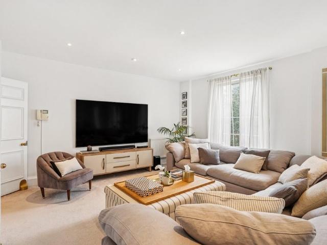 Flat for sale in Chelsea Harbour, Greater London