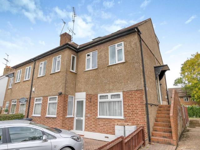 Flat for sale in London Borough of Ealing, Greenford