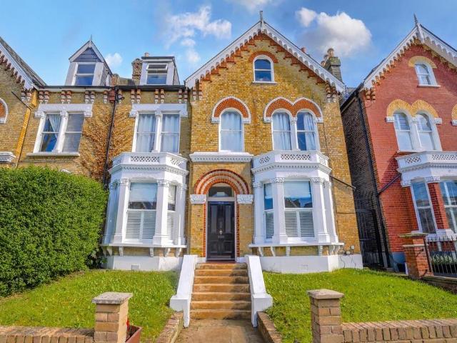 Flat for sale in Nunhead, Greater London