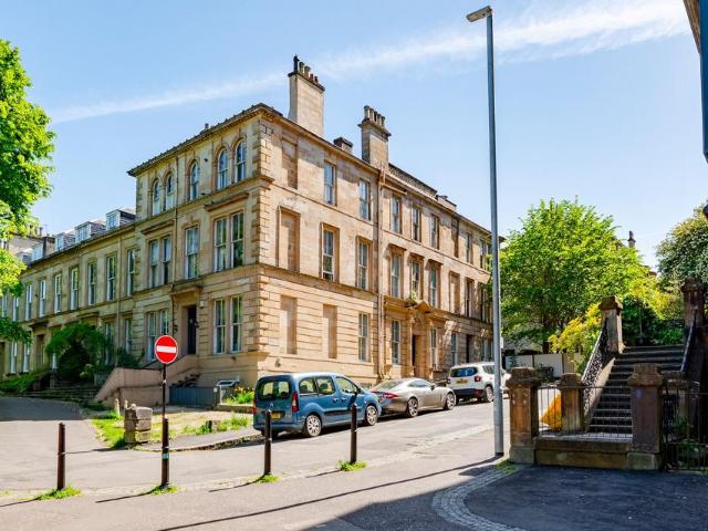 Flat for sale in Hillhead, Scotland