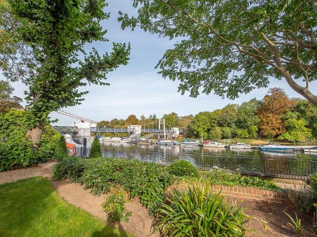 Flat for sale in London Borough of Richmond upon Thames, Greater London
