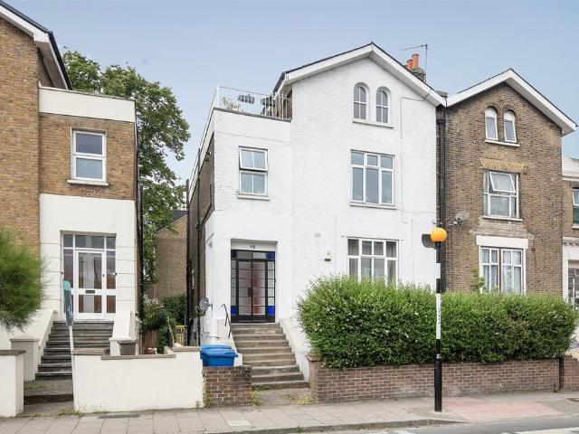 Flat for sale in Nunhead, Greater London