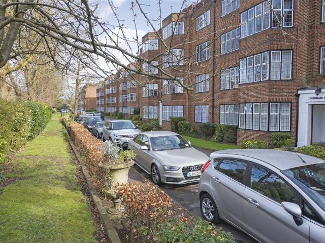 Flat for sale in Putney Village, Greater London