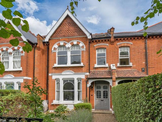 Flat for sale in Tulse Hill, Greater London