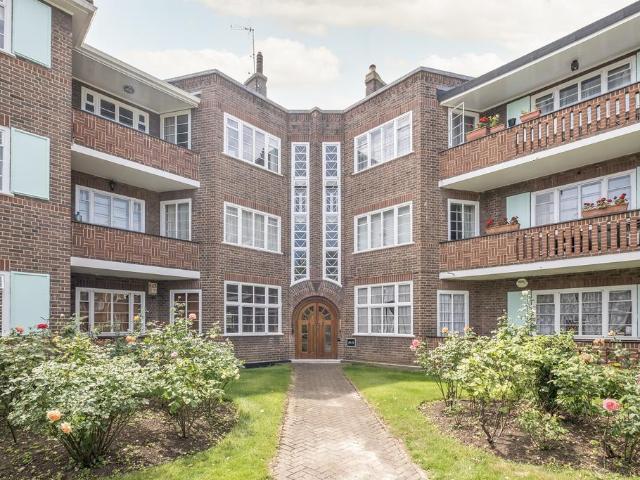 Flat for sale in Roehampton, Greater London