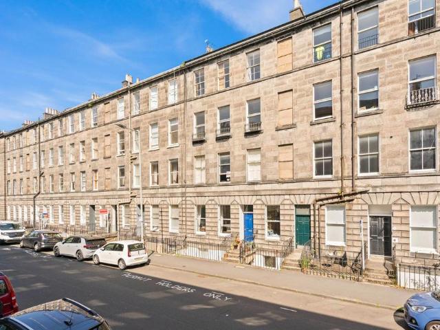 Flat for sale in Southside, Scotland