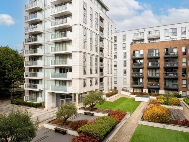 Flat for sale in Poplar Grove, Greater London