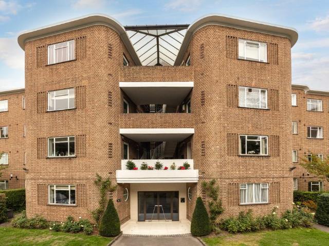 Flat for sale in Roehampton, Greater London