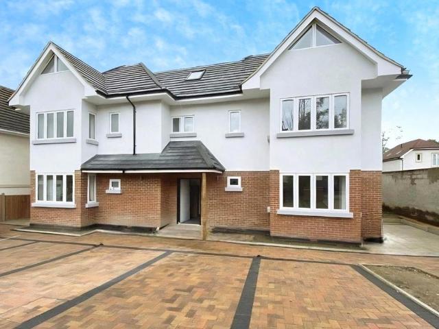 Flat for sale in Old Dean, Heol-las
