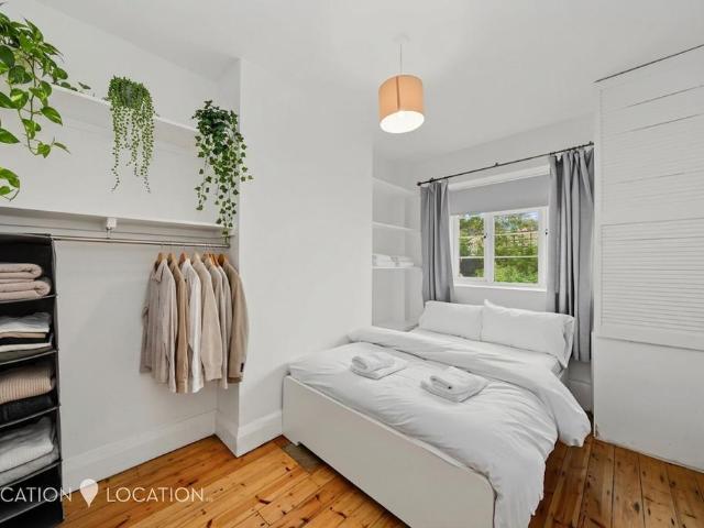 Flat for sale in Shacklewell, Greater London
