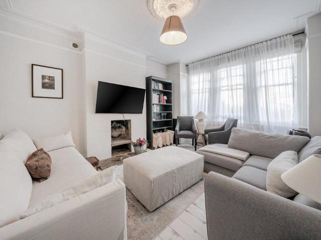 Flat for sale in Streatham Hill, Greater London