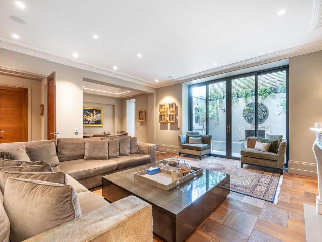 Flat for sale in Notting Hill, Greater London