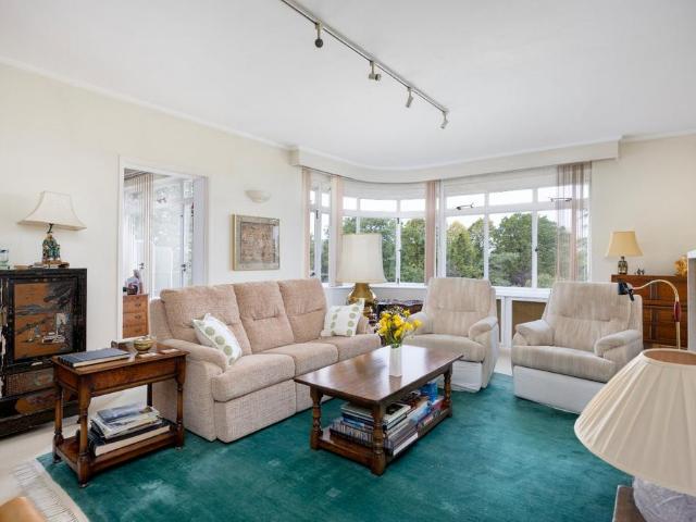 Flat for sale in Roehampton, Greater London