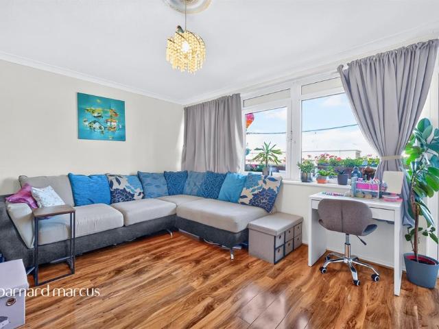 Flat for sale in Stockwell Park, Greater London