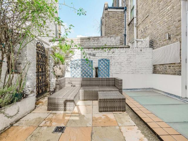 Flat for sale in Fulham, Greater London