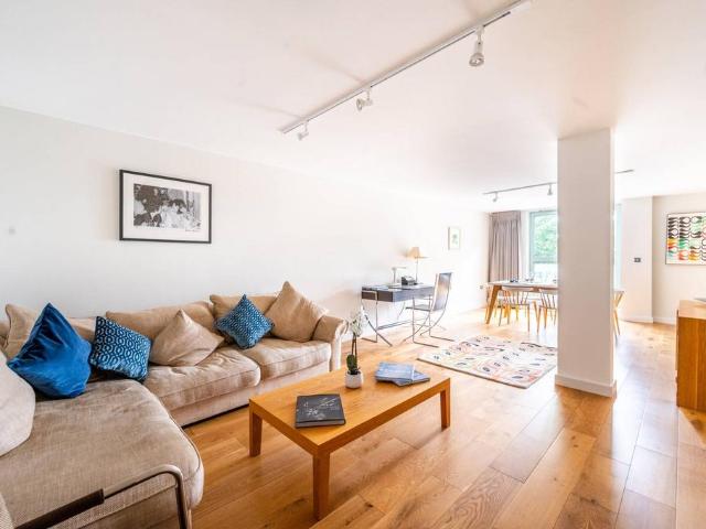 Flat for sale in Battersea, Greater London