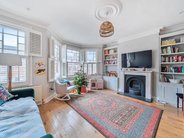 Flat for sale in Hornsey, Greater London