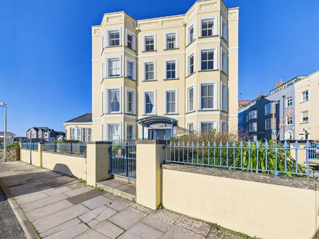 Flat for sale in Tenby, Wales