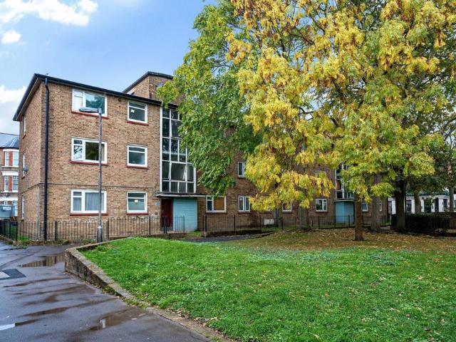 Flat for sale in Clapham, Greater London