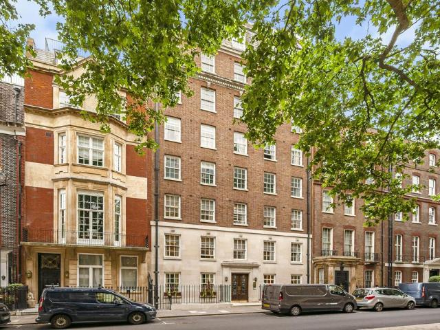 Flat for sale in Mayfair, Greater London