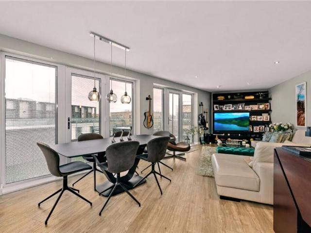 Flat for sale in Ashley Park, Surrey