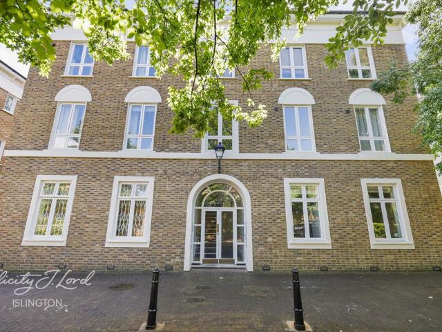 Flat for sale in Islington, Canonbury