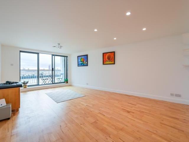Flat for sale in Ratcliffe, Limehouse