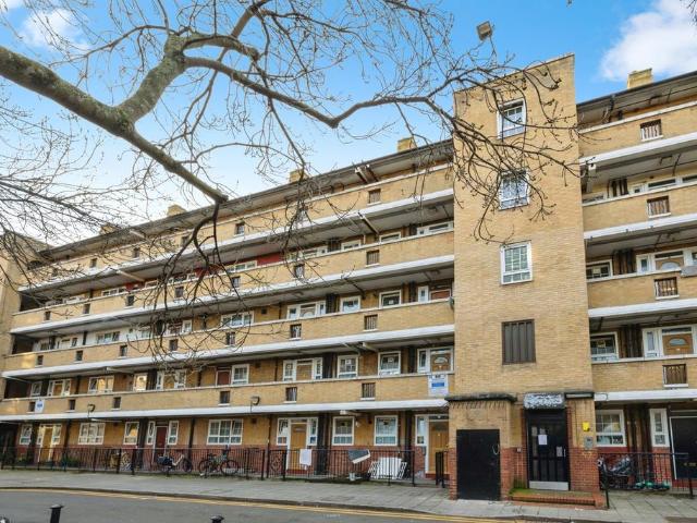 Flat for sale in Limehouse, Greater London