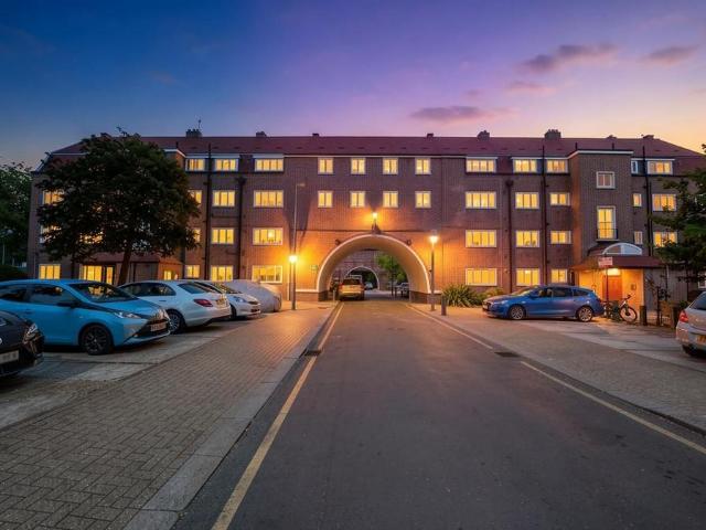 Flat for sale in Earlsfield, Greater London