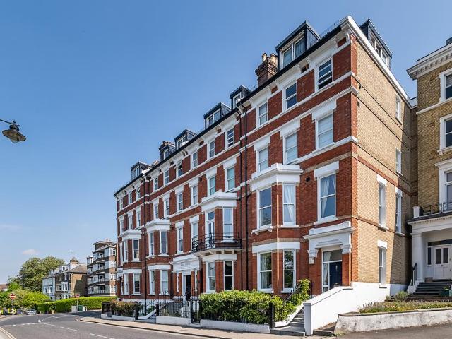 Flat for sale in Petersham, Greater London