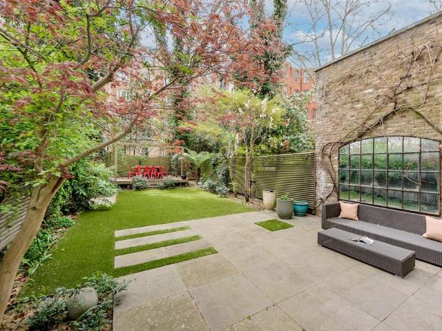 Flat for sale in Earl's Court, Greater London
