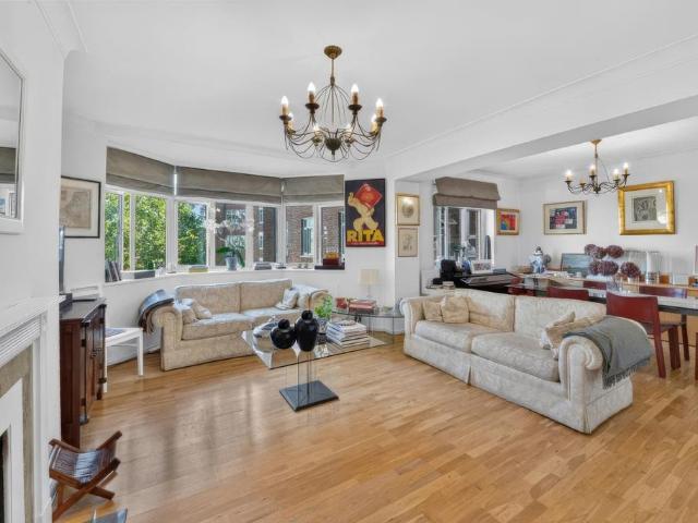 Flat for sale in Brompton, Greater London