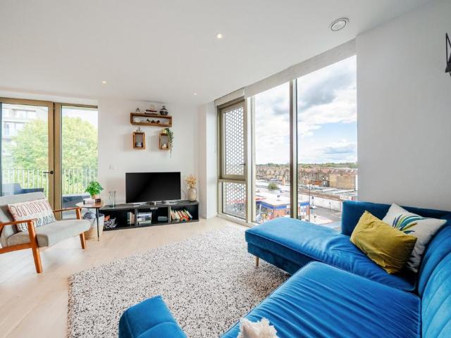 Flat for sale in London Borough of Wandsworth, Greater London