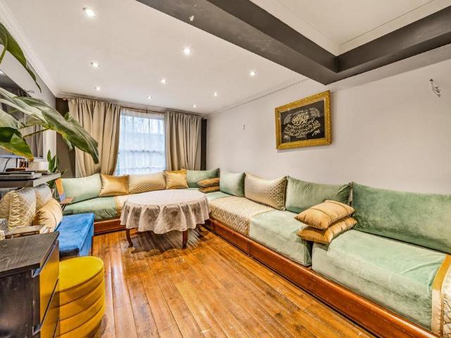 Flat for sale in Clapham, Greater London