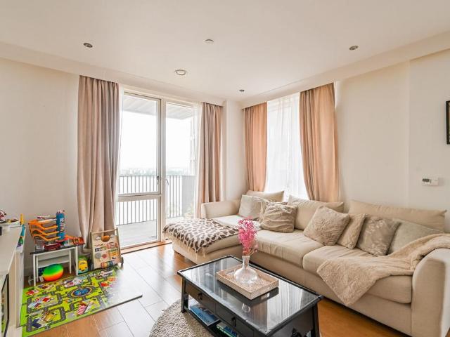 Flat for sale in Reach, Greater London