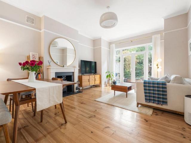 Flat for sale in Tulse Hill, Greater London