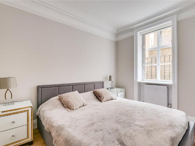 Flat for sale in Kensington, Greater London