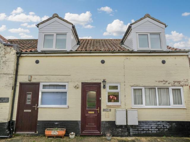 Flat for sale in Roughton, Comers