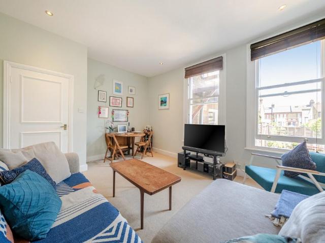 Flat for sale in Clapham, Greater London