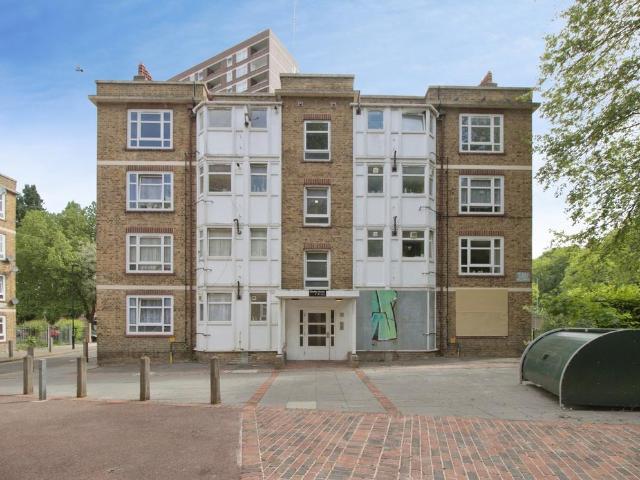 Flat for sale in Charlton, Greater London