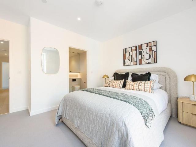 Flat for sale in Brent Cross, Greater London