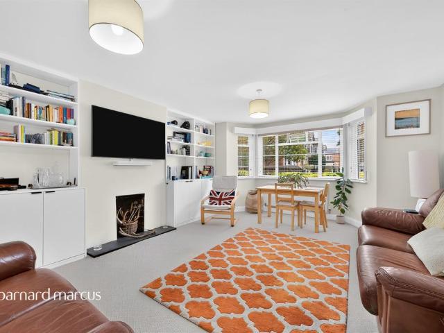 Flat for sale in Mortlake, Greater London
